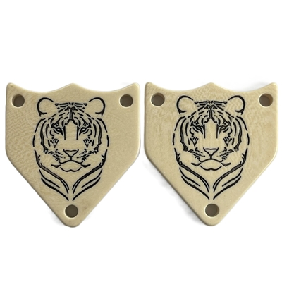 Unregelmäßige Loch-Fantasie-Plastikknöpfe Pentagons 3 gravierten Tiger Logo In