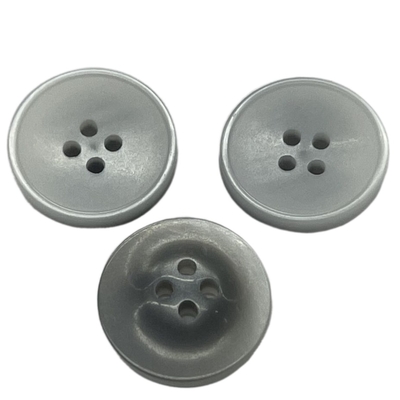 Verwenden Harz-Fantasie-Plastikknöpfe 4-Holes ODM silberne Farbin 26L für Mantel-Hemd