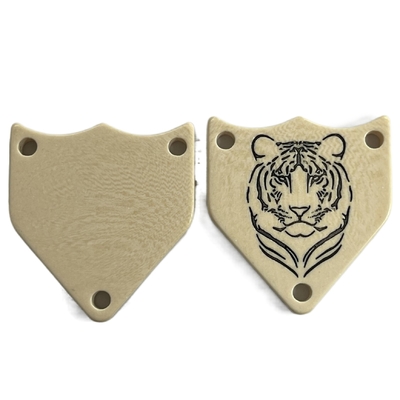 Unregelmäßige Loch-Fantasie-Plastikknöpfe Pentagons 3 gravierten Tiger Logo In