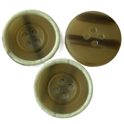 Plastikmantelknöpfe mit weißem Loch Rim Imitation Horn Desgin On-Rückseiten-34L 4 für Mantel