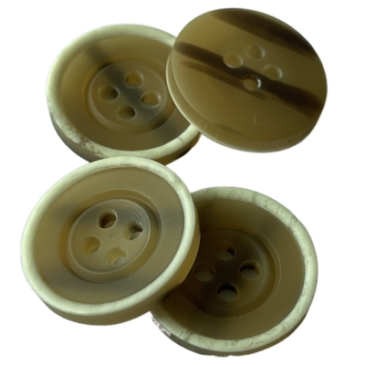 Plastikmantelknöpfe mit weißem Loch Rim Imitation Horn Desgin On-Rückseiten-34L 4 für Mantel