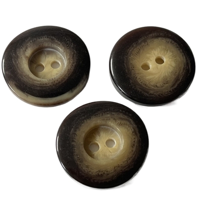 Der Mantel-unregelmäßiger Form Faux-Horn-Knopf der Frauen mit Schlitz im zentralen Loch zwei