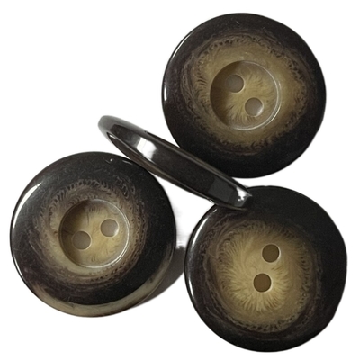 Der Mantel-unregelmäßiger Form Faux-Horn-Knopf der Frauen mit Schlitz im zentralen Loch zwei