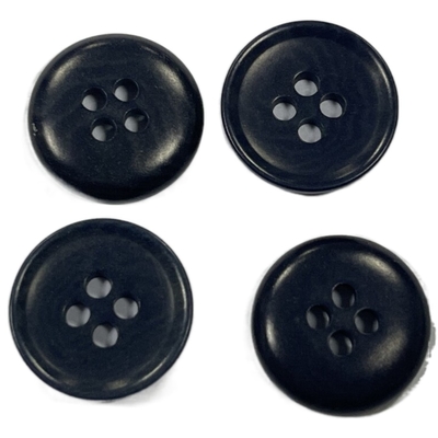 der Mantel 32L, der natürliches Material näht, knöpft,/schwarze Corozo-Knöpfe
