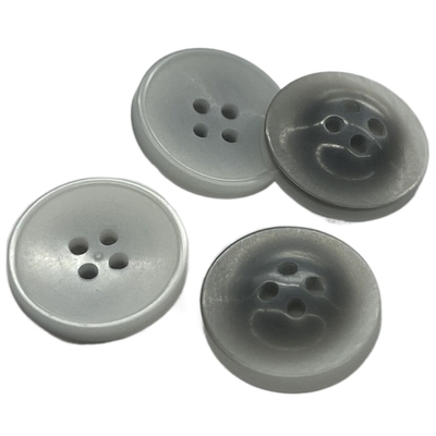 Verwenden Harz-Fantasie-Plastikknöpfe 4-Holes ODM silberne Farbin 26L für Mantel-Hemd